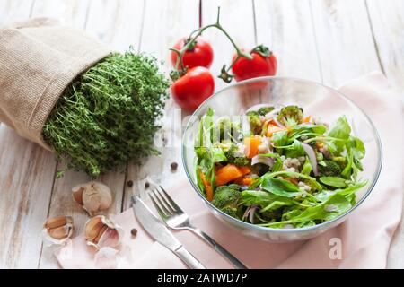 Warmer Gemüsesalat mit Kürbis, Perlgerste und Spinat auf altem, weiß-Holzhintergrund. Stockfoto