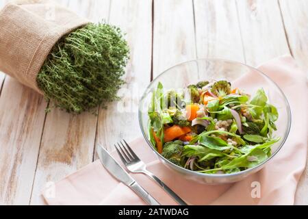 Warmer Gemüsesalat mit Kürbis, Perlgerste und Spinat auf altem, weiß-Holzhintergrund. Stockfoto