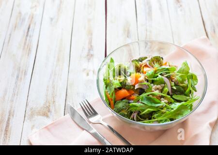 Warmer Gemüsesalat mit Kürbis, Perlgerste und Spinat auf altem, weiß-Holzhintergrund. Stockfoto