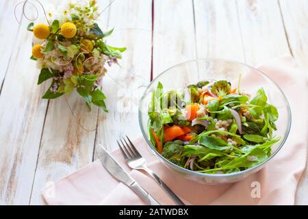 Warmer Gemüsesalat mit Kürbis, Perlgerste und Spinat auf altem, weiß-Holzhintergrund. Stockfoto