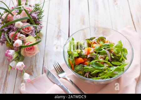 Warmer Gemüsesalat mit Kürbis, Perlgerste und Spinat auf altem, weiß-Holzhintergrund. Stockfoto