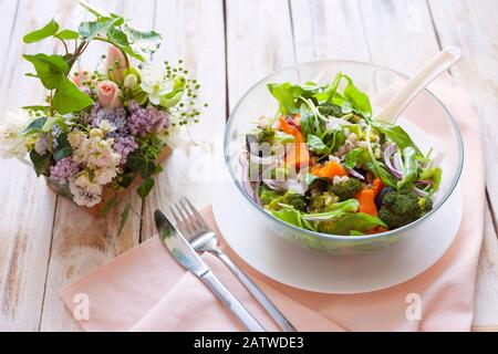 Warmer Gemüsesalat mit Kürbis, Perlgerste und Spinat auf altem, weiß-Holzhintergrund. Stockfoto