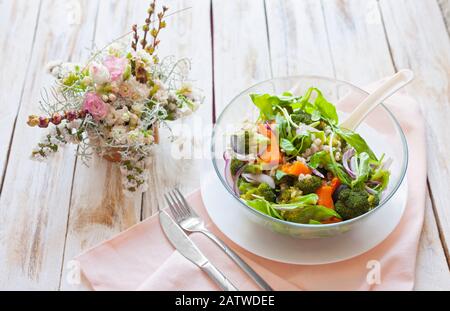 Warmer Gemüsesalat mit Kürbis, Perlgerste und Spinat auf altem, weiß-Holzhintergrund. Stockfoto