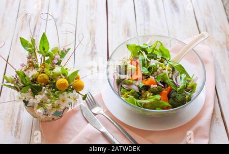 Warmer Gemüsesalat mit Kürbis, Perlgerste und Spinat auf altem, weiß-Holzhintergrund. Stockfoto