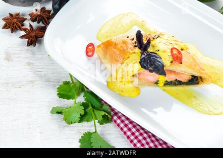 Gebackener Lachs mit Spinat im Teig. In der Platte. Draufsicht. Freier Speicherplatz für Ihren Text. Stockfoto