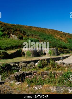 Sehen Sie W von zwei Paaren von Kalköfen aus nachmittelalterlichen Steinen, die sich über den Porthclais Stream am Porth Clais Harbour, Pembrokeshire, Wales, gegenüberliegen Stockfoto