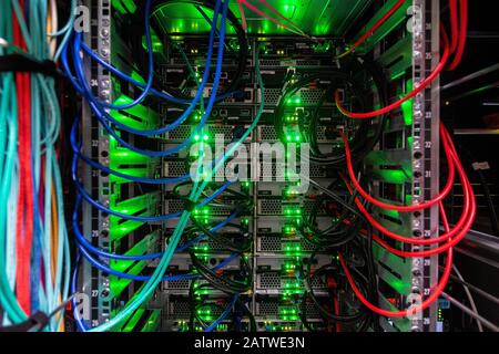 05. Februar 2020, Sachsen, Dresden: Blick hinter die Speichersysteme des Hochleistungsrechners CARA (Computer for Advanced Research in Aerospace) des Deutschen Zentrums für Luft- und Raumfahrt (DLR). Der Hochleistungsrechner wurde im Rechenzentrum der Technischen Universität Dresden (TU Dresden) installiert und wird vom Zentrum für Informationsdienste und Hochleistungsrechnen (ZIH) betrieben. In Zukunft wird der Hochleistungsrechner in der Lage sein, hochgenaue und komplexe Simulationen durchzuführen, die die Einführung neuer Technologien in der Luft- und Raumfahrt beschleunigen. Foto: Rober Stockfoto