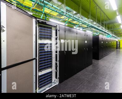 05. Februar 2020, Sachsen, Dresden: Blick auf die Speichersysteme des Hochleistungsrechners CARA (Computer for Advanced Research in Aerospace) des Deutschen Zentrums für Luft- und Raumfahrt (DLR). Der Hochleistungsrechner wurde im Rechenzentrum der Technischen Universität Dresden (TU Dresden) installiert und wird vom Zentrum für Informationsdienste und Hochleistungsrechnen (ZIH) betrieben. In Zukunft wird der Hochleistungsrechner in der Lage sein, hochgenaue und komplexe Simulationen durchzuführen, die die Einführung neuer Technologien in der Luft- und Raumfahrt beschleunigen. Foto: Robert Michael Stockfoto