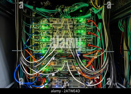 05. Februar 2020, Sachsen, Dresden: Blick hinter die Speichersysteme des Hochleistungsrechners CARA (Computer for Advanced Research in Aerospace) des Deutschen Zentrums für Luft- und Raumfahrt (DLR). Der Hochleistungsrechner wurde im Rechenzentrum der Technischen Universität Dresden (TU Dresden) installiert und wird vom Zentrum für Informationsdienste und Hochleistungsrechnen (ZIH) betrieben. In Zukunft wird der Hochleistungsrechner in der Lage sein, hochgenaue und komplexe Simulationen durchzuführen, die die Einführung neuer Technologien in der Luft- und Raumfahrt beschleunigen. Foto: Rober Stockfoto