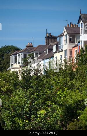 Reihe von Pastellfarben bemalten Häusern, Alnmouth, Northumberland Stockfoto