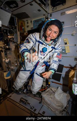 ISS - 28. Januar 2020 - die NASA-Astronautin Christina Koch versucht, den Start- und Einreiseanzug Sokol zu tragen, den sie tragen wird, wenn sie am 6. Februar mit fe zur Erde zurückkehrt Stockfoto