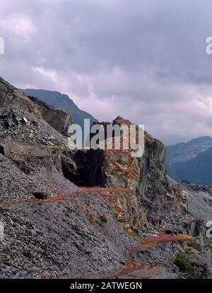 Sehen Sie SE von der Spitze der A1-Steigung über die Dinorwic-Schieferbrüche, Llanberis, Wales, Großbritannien, und zeigen Sie gestufte Arbeitsebenen (Ponciau, Galerien). Stockfoto