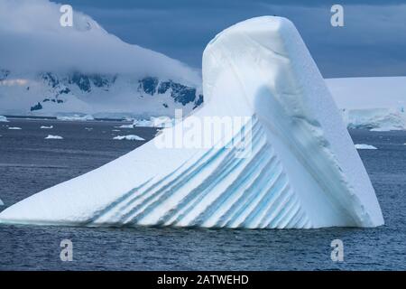 Wunderschöne Eisberge in atemberaubender eisiger Landschaft, Chiriguano Bay, Danko Island, Antarktischen Halbinsel, Antarktis Stockfoto