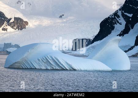 Wunderschöne Eisberge in atemberaubender eisiger Landschaft, Chiriguano Bay, Danko Island, Antarktischen Halbinsel, Antarktis Stockfoto