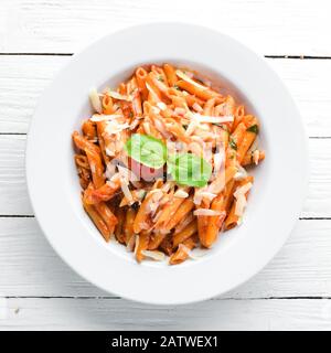 Pasta Pene mit Bacon- und Kirschtomaten. Italienisches Gericht Freier Platz für Ihren Text. Draufsicht. Stockfoto