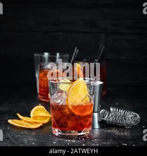 Cocktail Bulvardye. Whiskey und Orangenlikör. Alkoholischer Cocktail im Glas. Auf Holzgrund. Draufsicht. Freier Speicherplatz. Stockfoto