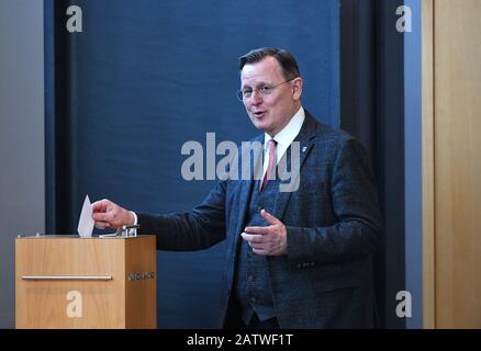 Erfurt, Deutschland. Februar 2020. Bodo Ramelow (die Linke), amtierender Regierungspräsident von Thüringen, stimmt bei der Wahl des neuen Regierungspräsidenten im Landtag ab. Ramelow kandidieren zur Wiederwahl. Die AfD-Bundestagsfraktion hat den parteilindessen ehrenamtlichen Bürgermeister Kindervater nominiert. Kredit: Martin Schutt / dpa-Zentralbild / dpa / Alamy Live News Stockfoto