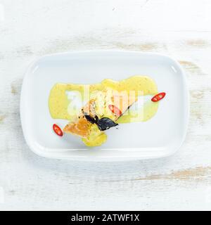 Gebackener Lachs mit Spinat im Teig. In der Platte. Draufsicht. Freier Speicherplatz für Ihren Text. Stockfoto
