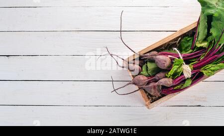 Frische Rüben in Holzschachtel. Auf Holzgrund. Draufsicht. Kopierbereich. Stockfoto