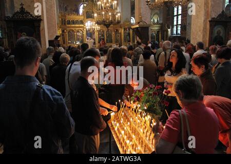 Am 6. Mai 2012 zünden die Menschen in der St.-Georgs-Kirche Kerzen bei einem großen Urlaub in Sofia, Bulgarien. Stockfoto