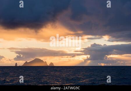 Inseln Boreray und Stac Lee, St Kilda, Outer Hebrides, Schottland, Großbritannien, Sommer 2015. Stockfoto