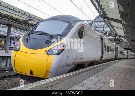 Alstom Klasse 390 Pendolino Hochgeschwindigkeitszug in Avanti West Coast Lackierung wartet auf einem Bahnsteig in Großbritannien. Stockfoto