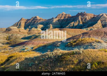 Am späten Nachmittag erwärmt das Licht die Farben in der Region Yellow Mounds, Badlands National Park, South Dakota, USA, September. Stockfoto