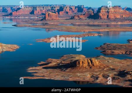 Küstenlinie des Lake Powell, von Alstrom Point auf Romana Mesa aus gesehen. Glen Canyon National Recreation Area an der Grenze zu Arizona/Utah, USA, Januar. Stockfoto