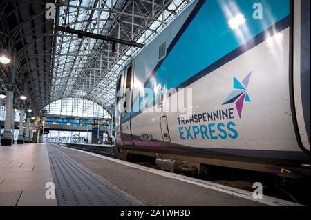 Personenbahnzug der Klasse 185 im TransPennine Express wartet auf einen Bahnhof in Großbritannien. Stockfoto