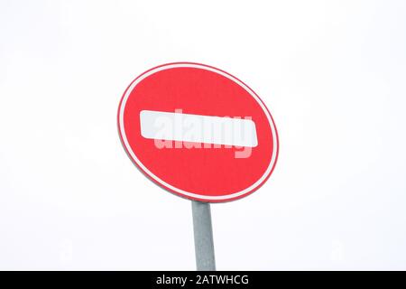 Straßenschild auf weißem Hintergrund. Autobahn-Transport. Verkehrssicherheitskonzept. Straßenschild. Reisehintergrund. Stockfoto