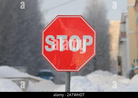Straßenschild auf weißem Hintergrund. Verkehrssicherheitskonzept. Straßenschild. Stockfoto