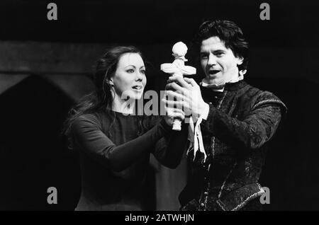 Jenny Agutter (Alice), Robert O'Mahoney (Mosby) in ARDEN OF FAVERSHAM von Anonymous unter der Regie von Terry Hands für die Royal Shakespeare Company (RSC) an Der Anderen Stelle, Stratford-upon-Avon, England im Jahr 1982. Terry Hands, englischer Theater- und Operndirektor, 1941 bis 2020. Mitbegründer des Liverpooler Everyman Theaters 1966, von 1978 bis 1986 Co-Künstlerischer Leiter (mit Trevor Nunn) des RSC, danach bis 1991 alleiniger Künstlerischer Leiter. Künstlerischer Leiter des Clywd Theatr Cymru von 1997 bis 2015. Stockfoto