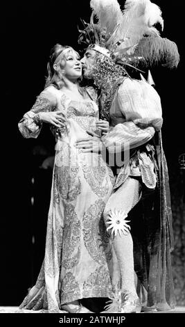 Helen Mirren (Harriet) und John Wood (Sir Fopling Flutter) im Modus man von George Etherege unter der Regie von Terry Hands für die Royal Shakespeare Company (RSC) im Aldwych Theatre, London im Jahr 1971. Terry Hands, englischer Theater- und Operndirektor, 1941 bis 2020. Mitbegründer des Liverpooler Everyman Theaters 1966, von 1978 bis 1986 Co-Künstlerischer Leiter (mit Trevor Nunn) des RSC, danach bis 1991 alleiniger Künstlerischer Leiter. Künstlerischer Leiter des Clywd Theatr Cymru von 1997 bis 2015. Stockfoto