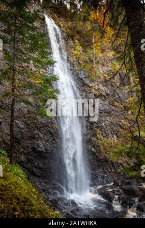 Die Plodda Falls sind Teil der atemberaubenden Landschaft von Glen Affric. Die Wasserfälle sind 46 m hoch und liegen am Fluss Allt na Bodachan. Es ist vielleicht das Schönste Stockfoto