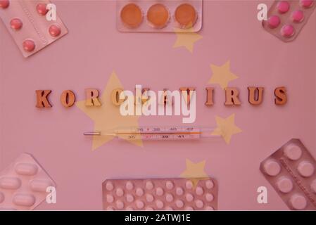 Coronavirus Wort aus Holzbuchstaben auf der Rückseite mit china-flagge und Pillen in Blasen. Globales Konzept für das Gesundheitswesen. Pandemische Virusinfektion aus Wuhan, China. Roman Coronavirus Ausbruch. Stockfoto