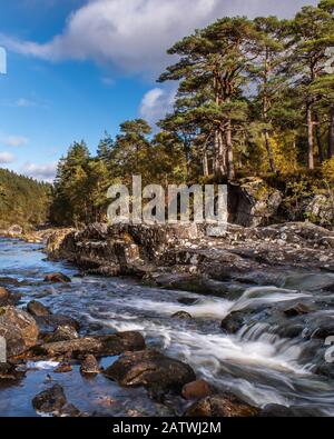 Glen Affric das beeindruckende Landschaft ist die perfekte Kombination aus Kiefernwäldern, Seen, Flüsse und Berge Es ist vielleicht die schönste Glen in Scotlan Stockfoto