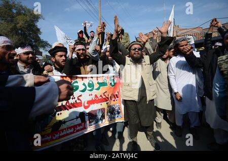 Peschawar, Pakistan. Februar 2020. Pakistanische Bevölkerung auf einer Kundgebung zum Solidaritätstag mit den Kaschmirs Mitgliedern des Albadar. Eine Gruppe von Kindern, die Pakistan und Azad Jammu und Kaschmir Flaggen winken, während sie sich versammeln, um den Solidaritätstag mit den Kaschmiris zu markieren. Indische Nationalflaggen und Effigie von Narendra Modi, die während des Protestes gequält wurden. (Foto von Hussain Ali/Pacific Press) Credit: Pacific Press Agency/Alamy Live News Stockfoto