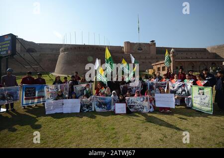 Peschawar, Pakistan. Februar 2020. Pakistanische Bevölkerung auf einer Kundgebung zum Solidaritätstag mit den Kaschmirs Mitgliedern des Albadar. Eine Gruppe von Kindern, die Pakistan und Azad Jammu und Kaschmir Flaggen winken, während sie sich versammeln, um den Solidaritätstag mit den Kaschmiris zu markieren. Indische Nationalflaggen und Effigie von Narendra Modi, die während des Protestes gequält wurden. (Foto von Hussain Ali/Pacific Press) Credit: Pacific Press Agency/Alamy Live News Stockfoto