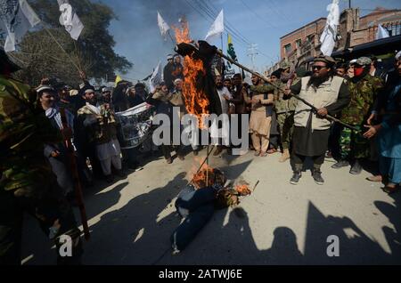 Peschawar, Pakistan. Februar 2020. Pakistanische Bevölkerung auf einer Kundgebung zum Solidaritätstag mit den Kaschmirs Mitgliedern des Albadar. Eine Gruppe von Kindern, die Pakistan und Azad Jammu und Kaschmir Flaggen winken, während sie sich versammeln, um den Solidaritätstag mit den Kaschmiris zu markieren. Indische Nationalflaggen und Effigie von Narendra Modi, die während des Protestes gequält wurden. (Foto von Hussain Ali/Pacific Press) Credit: Pacific Press Agency/Alamy Live News Stockfoto