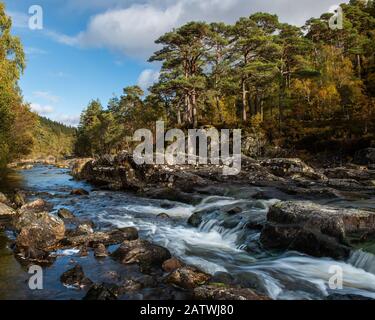 Glen Affric das beeindruckende Landschaft ist die perfekte Kombination aus Kiefernwäldern, Seen, Flüsse und Berge Es ist vielleicht die schönste Glen in Scotlan Stockfoto