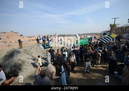Peschawar, Pakistan. Februar 2020. Pakistanische Bevölkerung auf einer Kundgebung zum Solidaritätstag mit den Kaschmirs Mitgliedern des Albadar. Eine Gruppe von Kindern, die Pakistan und Azad Jammu und Kaschmir Flaggen winken, während sie sich versammeln, um den Solidaritätstag mit den Kaschmiris zu markieren. Indische Nationalflaggen und Effigie von Narendra Modi, die während des Protestes gequält wurden. (Foto von Hussain Ali/Pacific Press) Credit: Pacific Press Agency/Alamy Live News Stockfoto