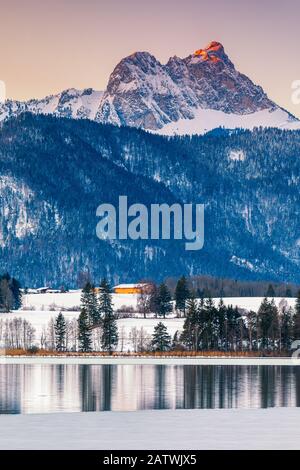 Winteraufgang am Hopfensee mit den Karwendelbergen im Hintergrund, Bayern, Deutschland. Stockfoto