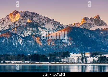 Winteraufgang am Hopfensee mit den Karwendelbergen im Hintergrund, Bayern, Deutschland. Stockfoto