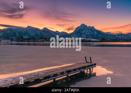 Winteraufgang am Hopfensee mit den Karwendelbergen im Hintergrund, Bayern, Deutschland. Stockfoto