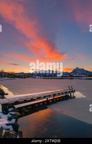 Winteraufgang am Hopfensee mit den Karwendelbergen im Hintergrund, Bayern, Deutschland. Stockfoto