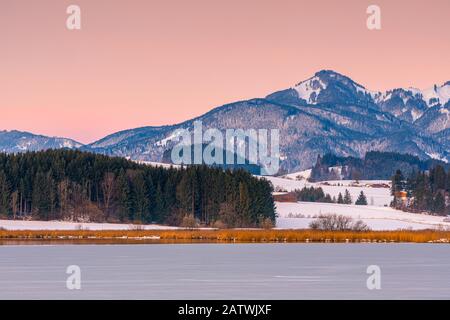 Winteraufgang am Hopfensee mit den Karwendelbergen im Hintergrund, Bayern, Deutschland. Stockfoto