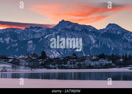 Winteraufgang am Hopfensee mit den Karwendelbergen im Hintergrund, Bayern, Deutschland. Stockfoto