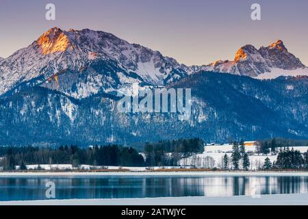 Winteraufgang am Hopfensee mit den Karwendelbergen im Hintergrund, Bayern, Deutschland. Stockfoto