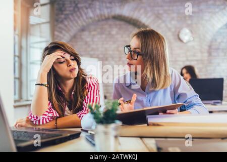 Junge Frauen arbeiten im modernen Büro zusammen. Stockfoto