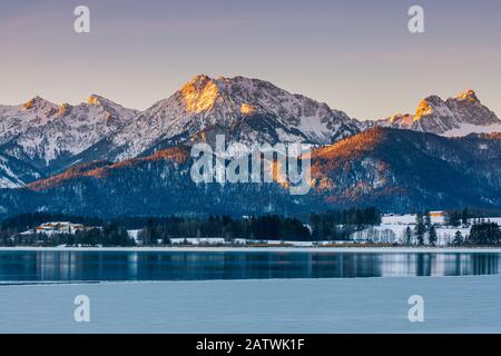 Winteraufgang am Hopfensee mit den Karwendelbergen im Hintergrund, Bayern, Deutschland. Stockfoto